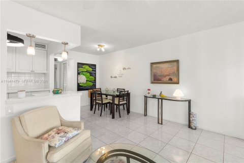 Condo in Deerfield Beach, Florida, 1 bedroom  № 2000047 - photo 18