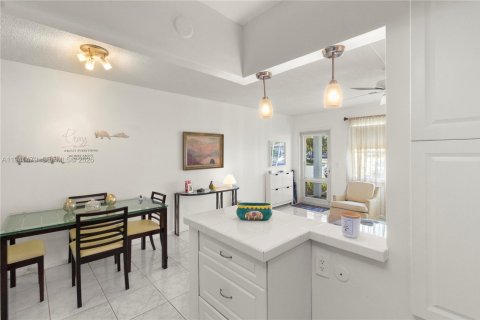 Condo in Deerfield Beach, Florida, 1 bedroom  № 2000047 - photo 3