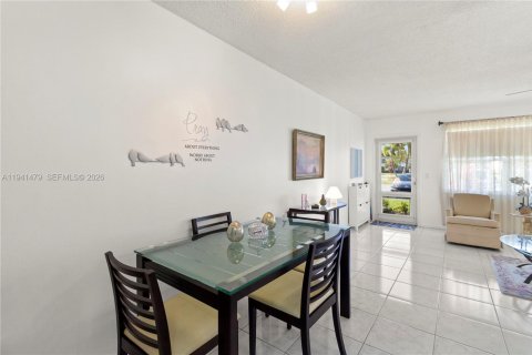 Condo in Deerfield Beach, Florida, 1 bedroom  № 2000047 - photo 13