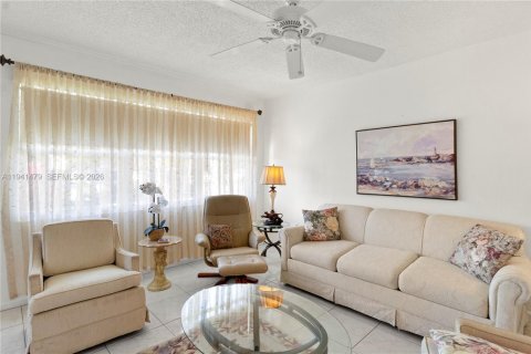 Condo in Deerfield Beach, Florida, 1 bedroom  № 2000047 - photo 10