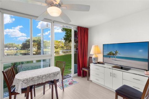 Condo in Deerfield Beach, Florida, 1 bedroom  № 2000047 - photo 21