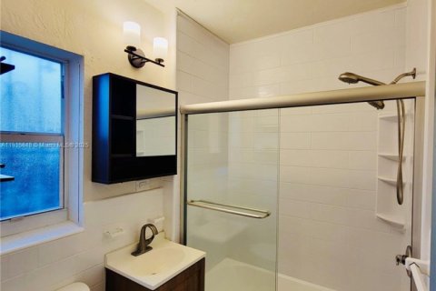 Villa ou maison à louer à Miami, Floride: 1 chambre, 48.77 m2 № 1970637 - photo 16