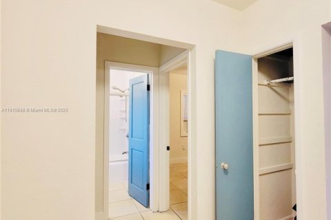 Villa ou maison à louer à Miami, Floride: 1 chambre, 48.77 m2 № 1970637 - photo 13