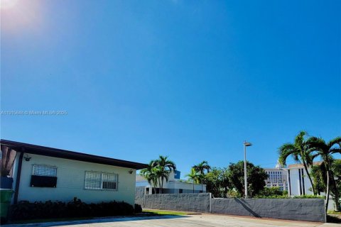 Villa ou maison à louer à Miami, Floride: 1 chambre, 48.77 m2 № 1970637 - photo 24