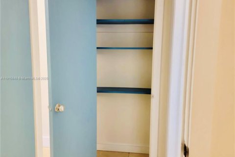 Villa ou maison à louer à Miami, Floride: 1 chambre, 48.77 m2 № 1970637 - photo 14