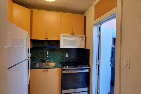 Villa ou maison à louer à Miami, Floride: 1 chambre, 48.77 m2 № 1970637 - photo 10