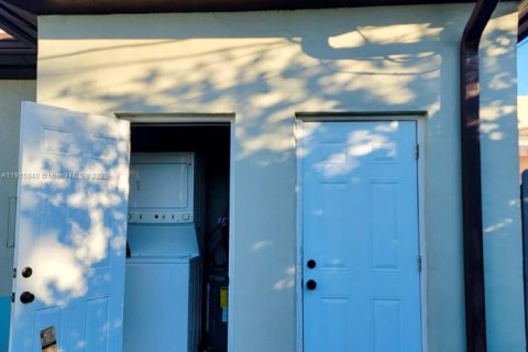 Villa ou maison à louer à Miami, Floride: 1 chambre, 48.77 m2 № 1970637 - photo 22