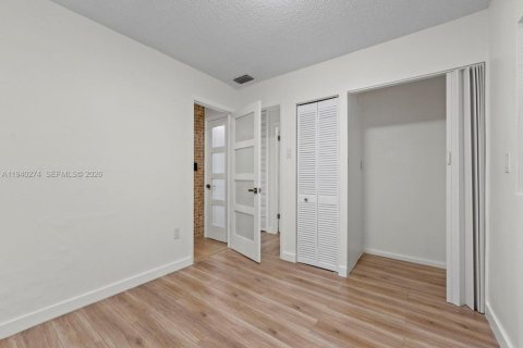 Купить виллу или дом в Майами-Гарденс, Флорида 4 спальни, 131.36м2, № 1997377 - фото 25