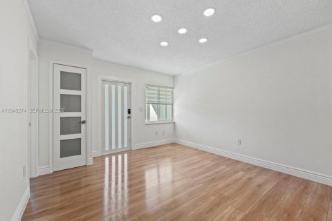 Купить виллу или дом в Майами-Гарденс, Флорида 4 спальни, 131.36м2, № 1997377 - фото 9