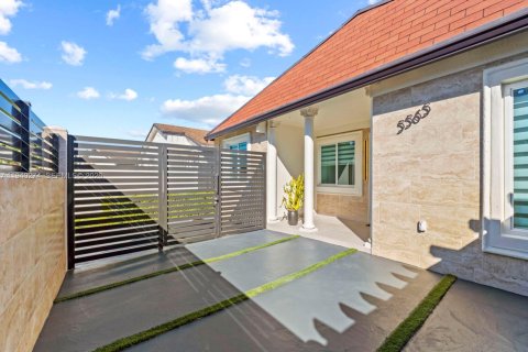 Купить виллу или дом в Майами-Гарденс, Флорида 4 спальни, 131.36м2, № 1997377 - фото 7