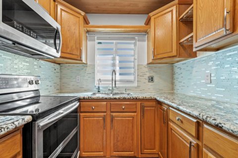 Купить виллу или дом в Майами-Гарденс, Флорида 4 спальни, 131.36м2, № 1997377 - фото 20