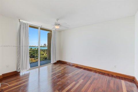 Condo in Miami, Florida, 3 bedrooms  № 1756851 - photo 29