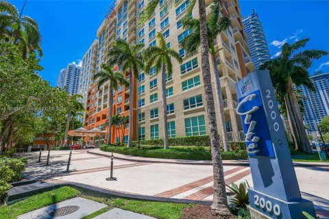 Condo in Miami, Florida, 3 bedrooms  № 1756851 - photo 1