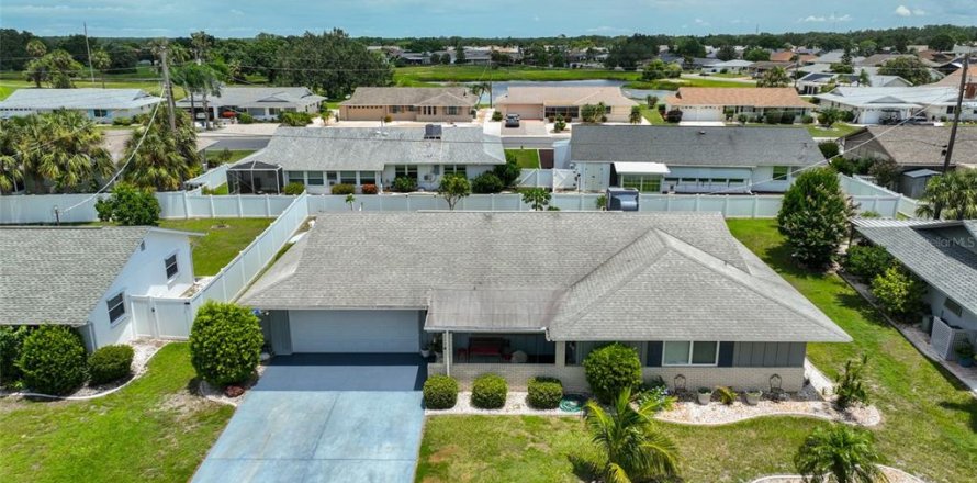House in Sun City Center, Florida 2 bedrooms, 167.5 sq.m. № 1843377