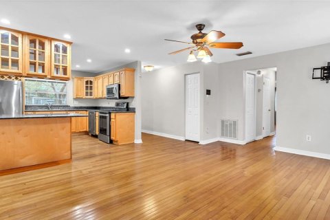 Casa en alquiler en Tampa, Florida, 3 dormitorios, 126.72 m2 № 1835779 - foto 5