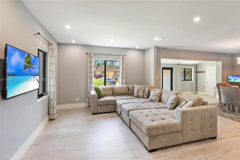 House in El Portal, Florida 4 bedrooms, 164.81 sq.m. № 1825825 - photo 6