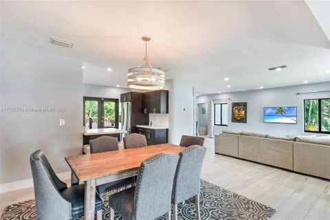 House in El Portal, Florida 4 bedrooms, 164.81 sq.m. № 1825825 - photo 5