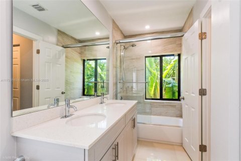 House in El Portal, Florida 4 bedrooms, 164.81 sq.m. № 1825825 - photo 14