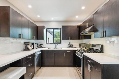 House in El Portal, Florida 4 bedrooms, 164.81 sq.m. № 1825825 - photo 4