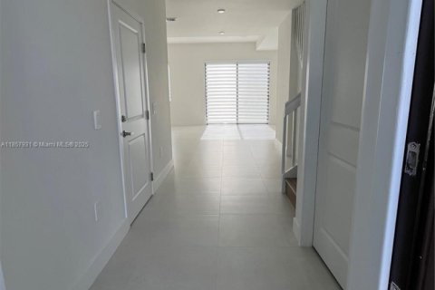 Townhouse in Miami, Florida 3 bedrooms № 1887627 - photo 3