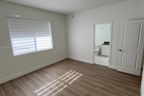 Townhouse in Miami, Florida 3 bedrooms № 1887627 - photo 22