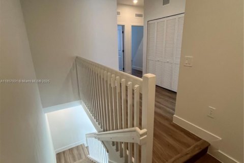 Townhouse in Miami, Florida 3 bedrooms № 1887627 - photo 11