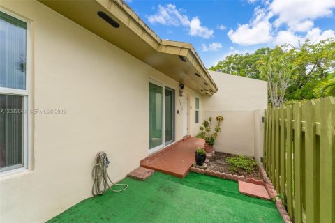 Touwnhouse à vendre à Miami, Floride: 3 chambres, 94.3 m2 № 2084863 - photo 15