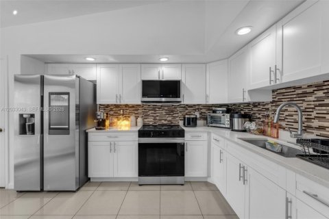 Touwnhouse à vendre à Miami, Floride: 3 chambres, 94.3 m2 № 2084863 - photo 7