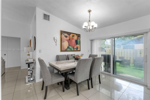 Touwnhouse à vendre à Miami, Floride: 3 chambres, 94.3 m2 № 2084863 - photo 6
