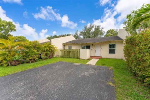 Touwnhouse à vendre à Miami, Floride: 3 chambres, 94.3 m2 № 2084863 - photo 2