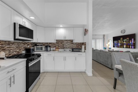 Touwnhouse à vendre à Miami, Floride: 3 chambres, 94.3 m2 № 2084863 - photo 5