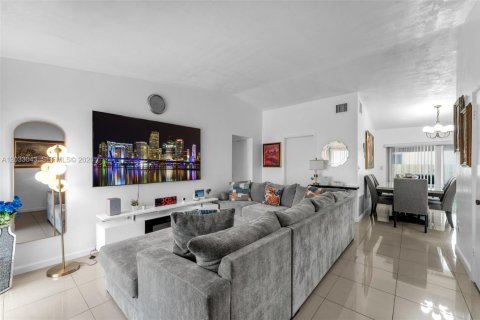 Touwnhouse à vendre à Miami, Floride: 3 chambres, 94.3 m2 № 2084863 - photo 3