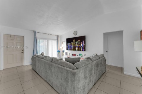 Touwnhouse à vendre à Miami, Floride: 3 chambres, 94.3 m2 № 2084863 - photo 4