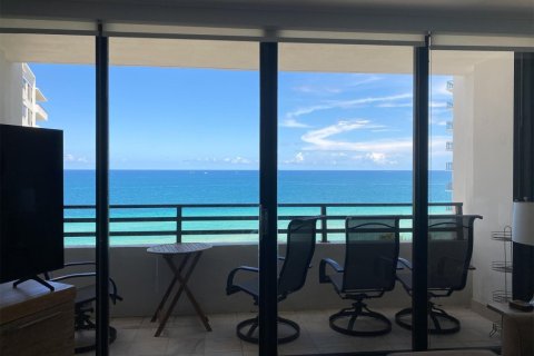 Condo in Hollywood, Florida, 2 bedrooms  № 1022470 - photo 1