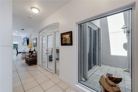 Townhouse in Palmetto Bay, Florida 3 bedrooms, 205.41 sq.m. № 1943832 - photo 4