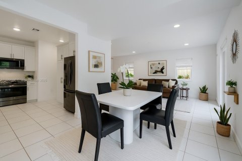 Townhouse in Palmetto Bay, Florida 3 bedrooms, 205.41 sq.m. № 1943832 - photo 8