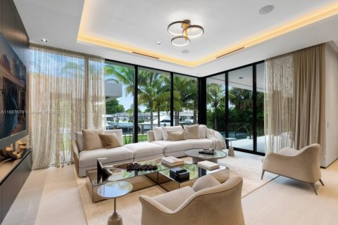 House in North Miami, Florida 6 bedrooms, 557.41 sq.m. № 1942217 - photo 26