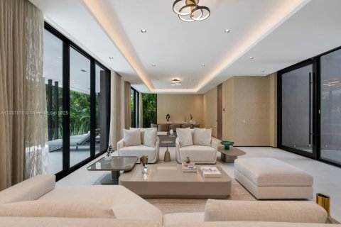 House in North Miami, Florida 6 bedrooms, 557.41 sq.m. № 1942217 - photo 13