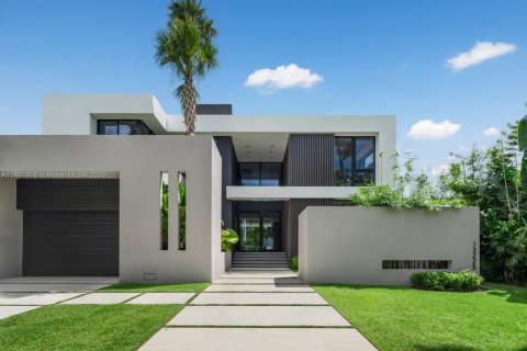 House in North Miami, Florida 6 bedrooms, 557.41 sq.m. № 1942217 - photo 4