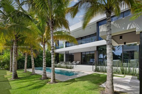 Casa en venta en North Miami, Florida, 6 dormitorios, 557.41 m2 № 1942217 - foto 1
