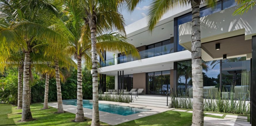 House in North Miami, Florida 6 bedrooms, 557.41 sq.m. № 1942217