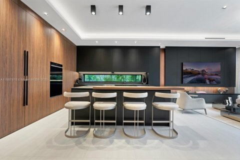 Casa en venta en North Miami, Florida, 6 dormitorios, 557.41 m2 № 1942217 - foto 17
