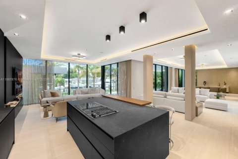 House in North Miami, Florida 6 bedrooms, 557.41 sq.m. № 1942217 - photo 22