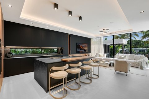 House in North Miami, Florida 6 bedrooms, 557.41 sq.m. № 1942217 - photo 18