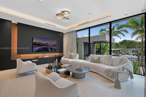 House in North Miami, Florida 6 bedrooms, 557.41 sq.m. № 1942217 - photo 25