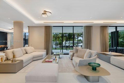 House in North Miami, Florida 6 bedrooms, 557.41 sq.m. № 1942217 - photo 10