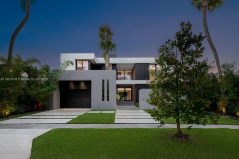 House in North Miami, Florida 6 bedrooms, 557.41 sq.m. № 1942217 - photo 3