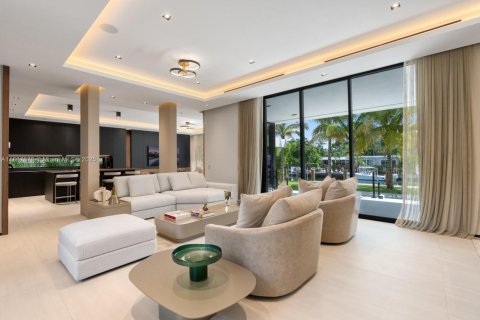 House in North Miami, Florida 6 bedrooms, 557.41 sq.m. № 1942217 - photo 16