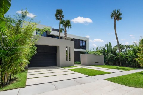 House in North Miami, Florida 6 bedrooms, 557.41 sq.m. № 1942217 - photo 5