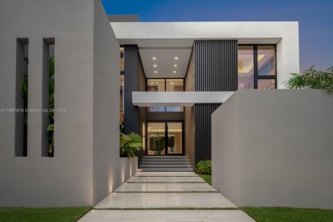 House in North Miami, Florida 6 bedrooms, 557.41 sq.m. № 1942217 - photo 9